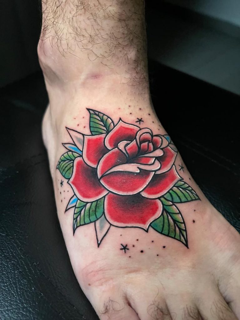 rosa roja a pie