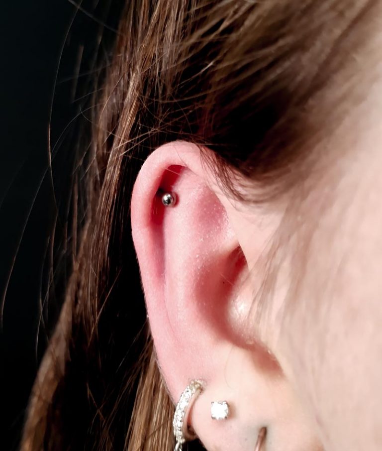 Helix piercing en chica