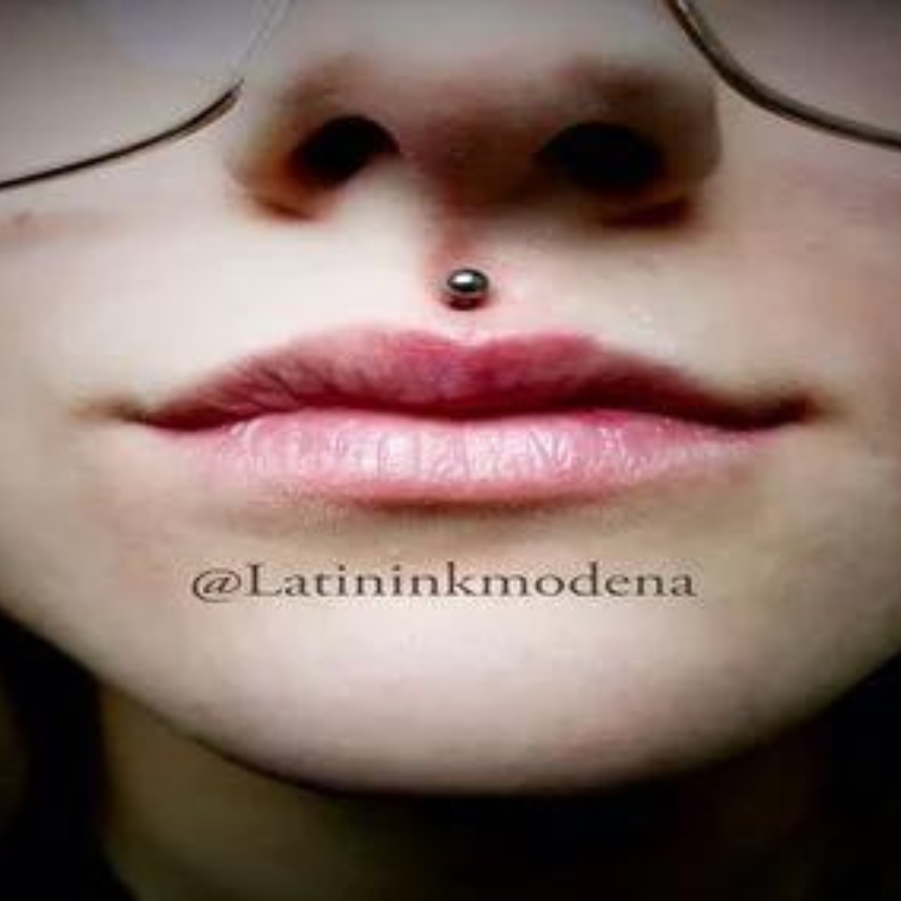 Labret piercing en chica