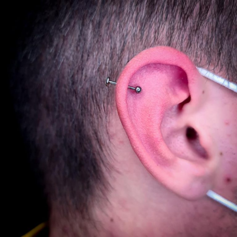 Piercing hélix en un niño