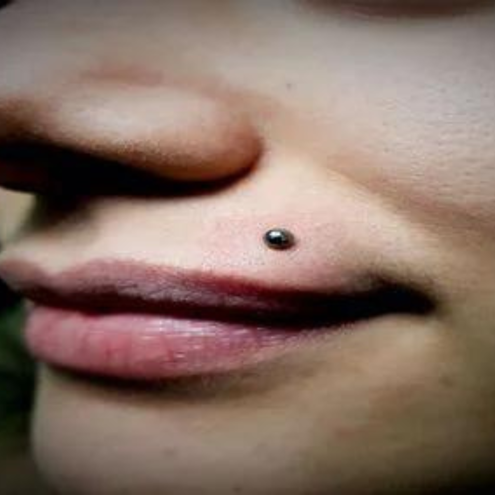 Labret piercing en chica