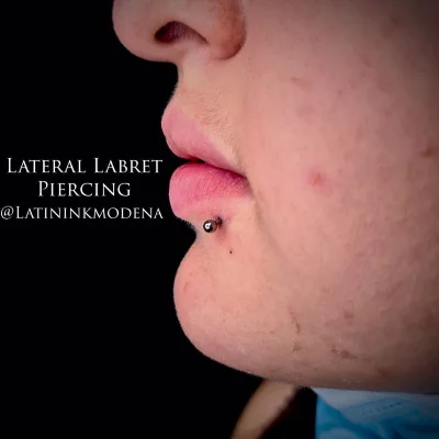 Labret piercing en chica
