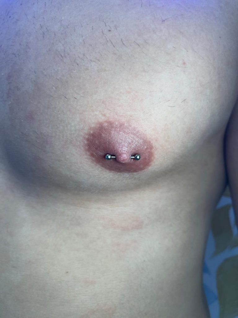 Piercing en el pezón masculino