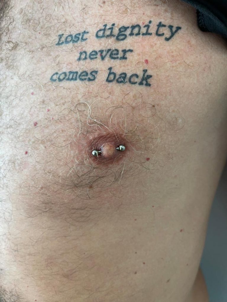 Piercing en el pezón masculino