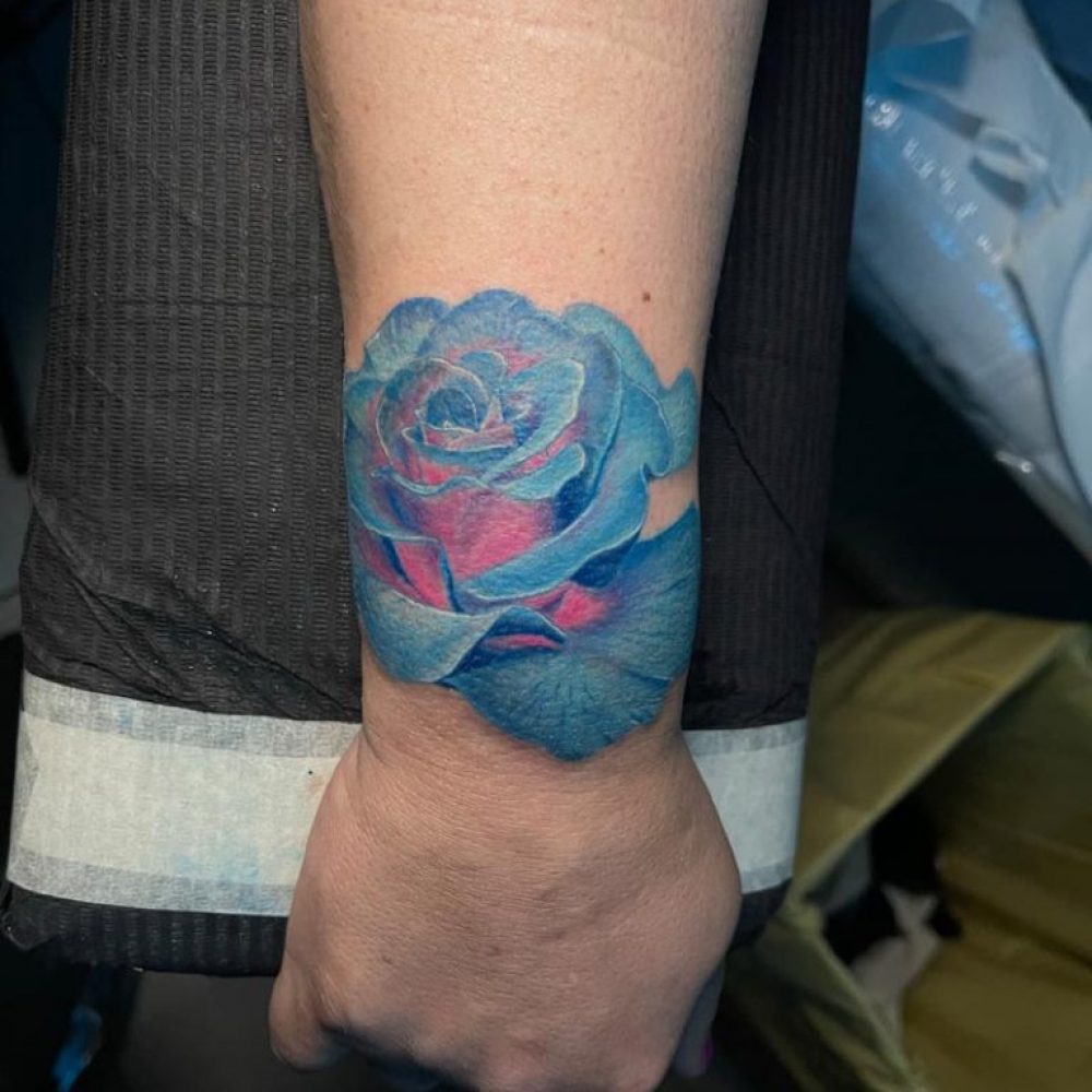 flor azul en la muñeca
