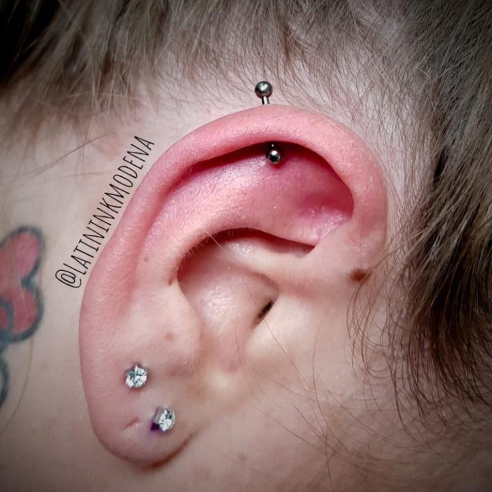 Helix piercing en chica