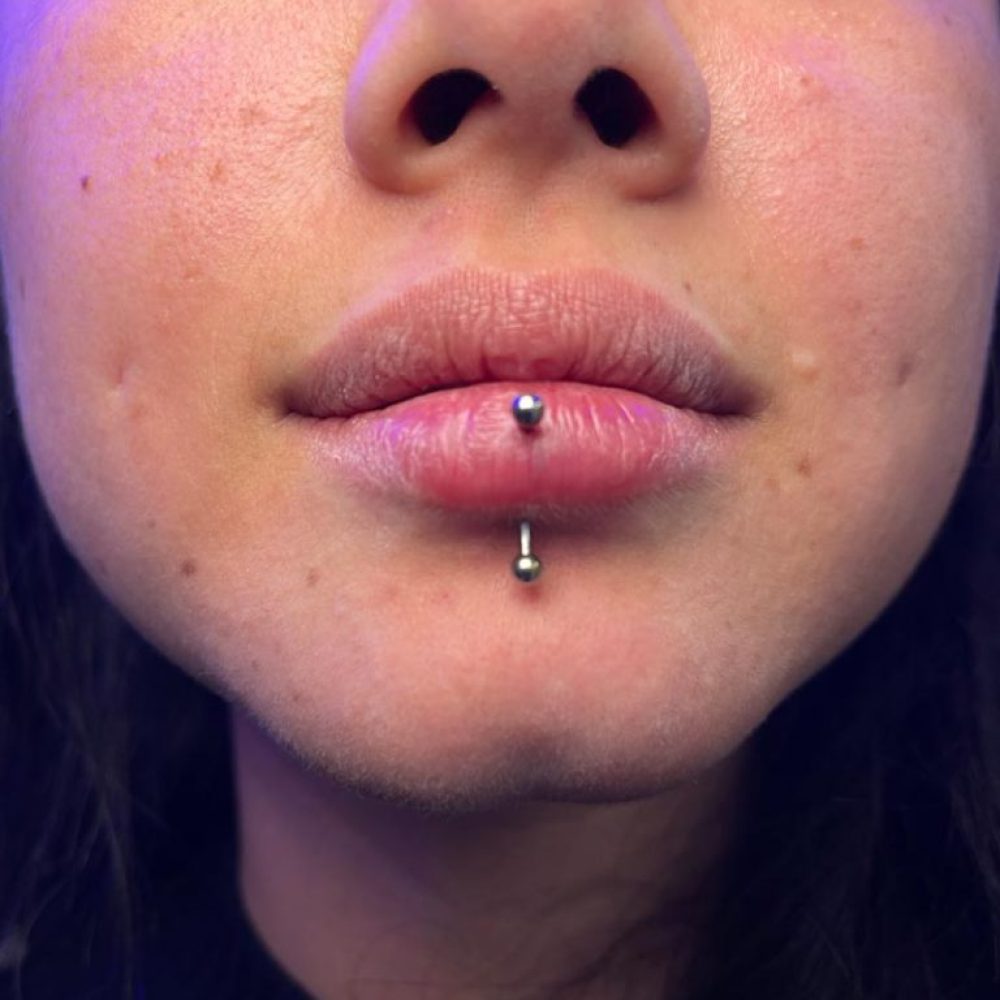 Labret piercing en chica