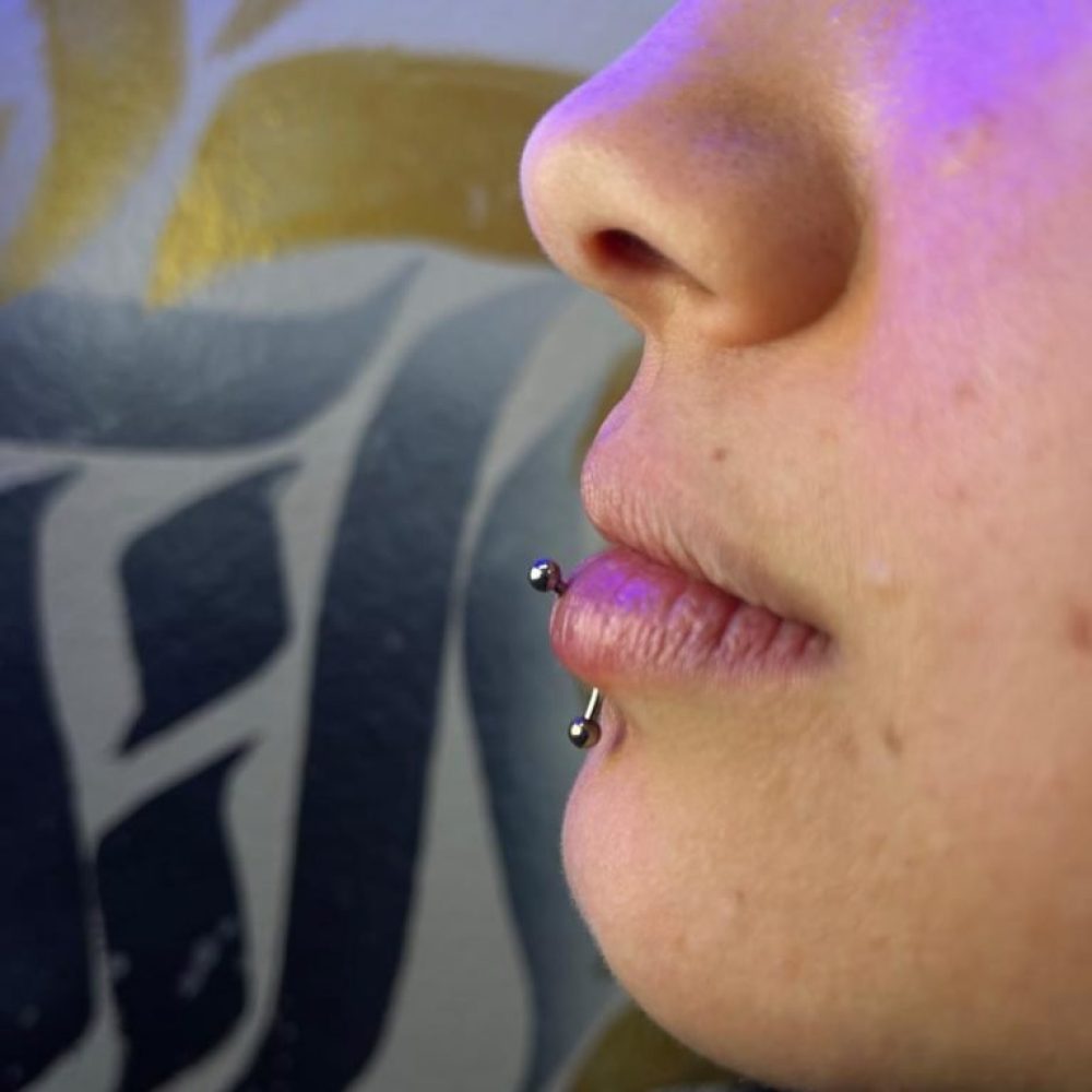 Labret piercing en chica