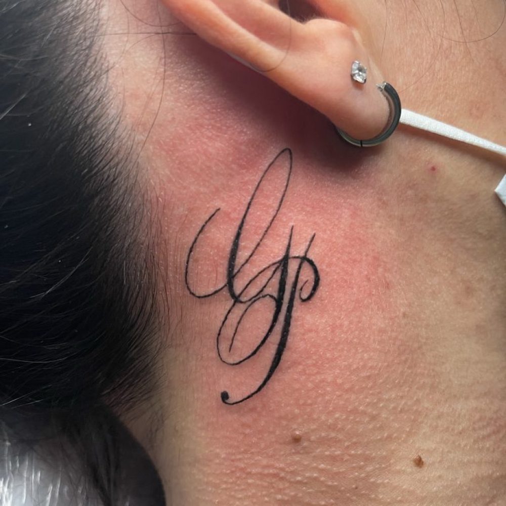 tattoo Lettering su collo