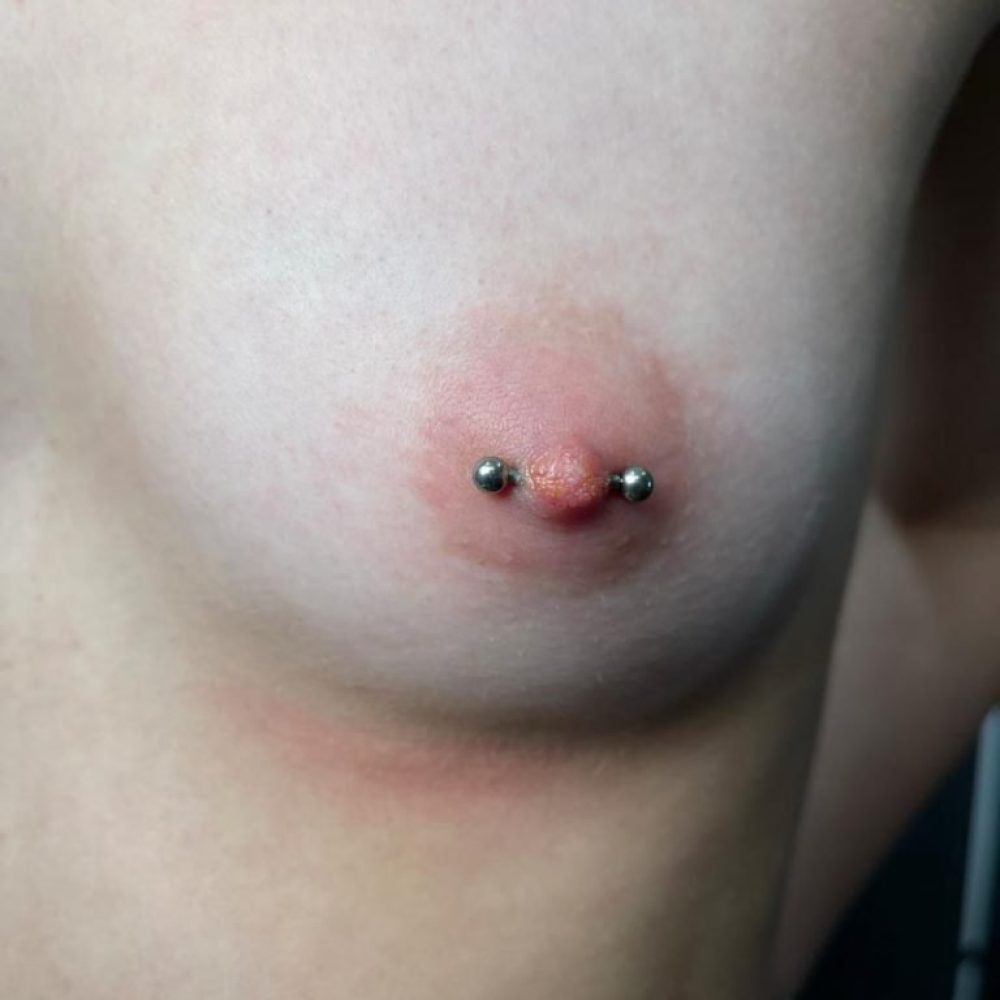 Piercing en el pezón femenino